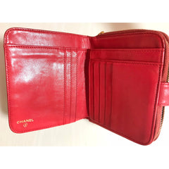 Vintage CHANEL red caviar skin round zipper wallet with CC stitch mark. Best vintage gift. 0502061