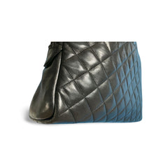 Vintage CHANEL black lamb leather large bag with double golden chain strap and a CC pull charm. Perfect daily bag. ailee zipper. 060423ac2