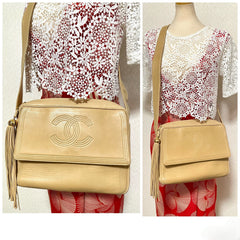Vintage CHANEL beige lamb leather camera bag style chain shoulder purse with gold tone chain strap and fringe. CC stitch mark. 060123ac4