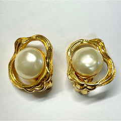 Vintage CHANEL gold tone oyster earrings with round pearl. Unique statement piece. Collectible. Great gift idea. 050905ac1