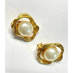 Vintage CHANEL gold tone oyster earrings with round pearl. Unique statement piece. Collectible. Great gift idea. 050905ac1