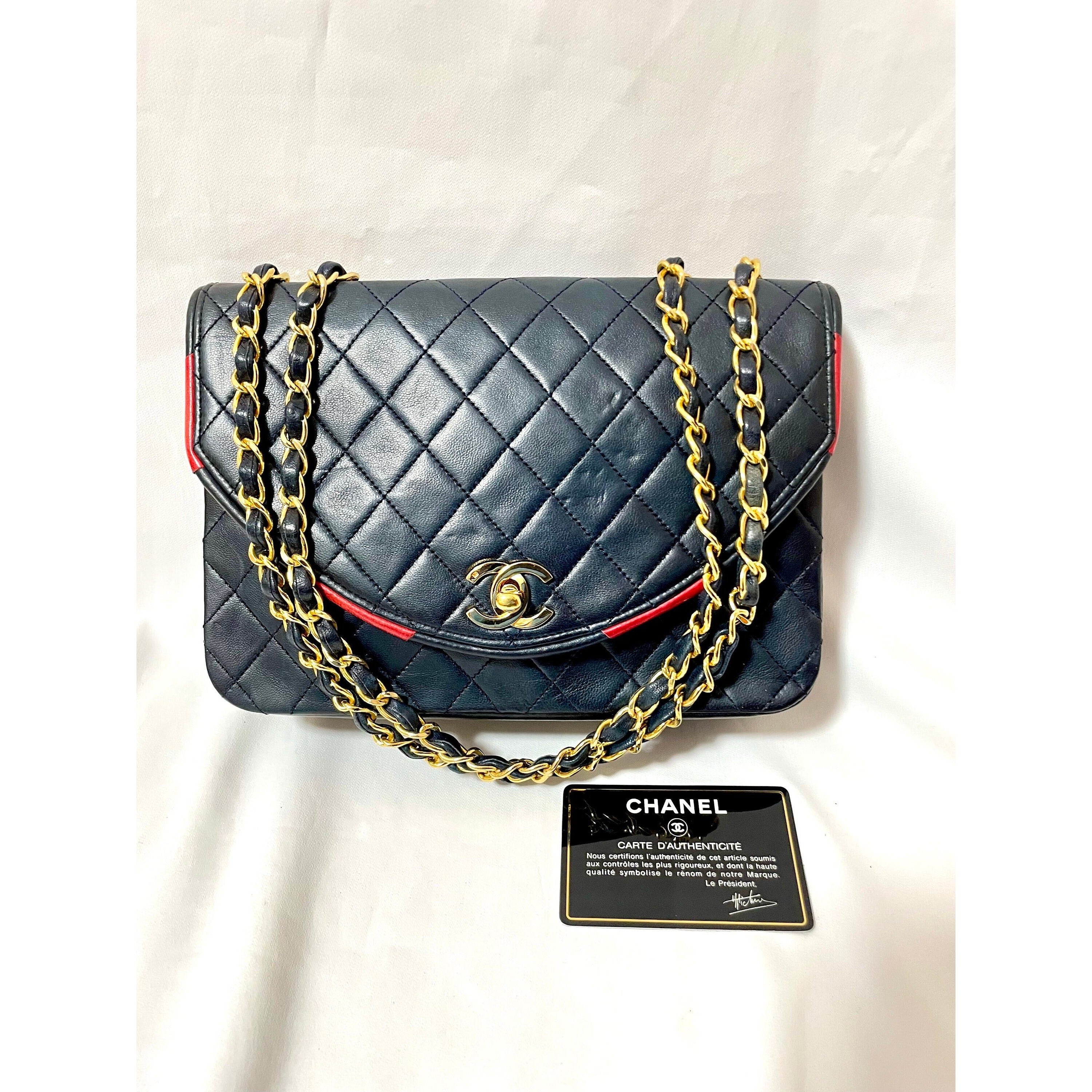 80's vintage Chanel dark navy lambskin 2.55 classic shoulder bag with gold chain and turn lock cc closure. Unique oval red edges. 051205ac4