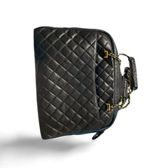 Vintage CHANEL black lamb leather large bag with double golden chain strap and a CC pull charm. Perfect daily bag. ailee zipper. 060423ac2