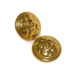 Vintage CHANEL gold tone matelasse round earrings with CC mark. Classic vintage Chanel jewelry. 070217ys1