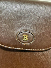 Vintage Bally brown leather trapezoid design shoulder bag with gold tone logo. Unisex use. 061003y2