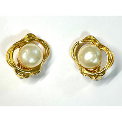 Vintage CHANEL gold tone oyster earrings with round pearl. Unique statement piece. Collectible. Great gift idea. 050905ac1