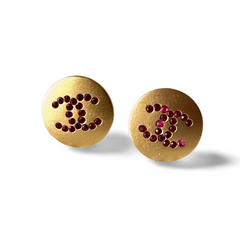 Vintage CHANEL golden round stud earrings with red rhinestone crystal CC marks. Pierced earrings. 060728br11