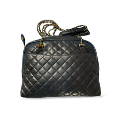 Vintage CHANEL black lamb leather large bag with double golden chain strap and a CC pull charm. Perfect daily bag. ailee zipper. 060423ac2