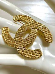 Vintage CHANEL classic matelasse CC mark brooch pin in mesh design. Classic jewelry. 061126ac1