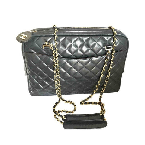 Vintage CHANEL black lamb leather large bag with double golden chain strap and a CC pull charm. Perfect daily bag. ailee zipper. 060423ac2
