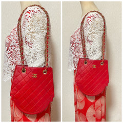 Vintage Chanel red lambskin chain shoulder bag with CC mark and gold chain in rare and unique round shape. 060723ac3