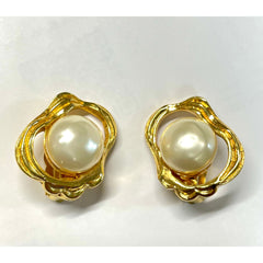 Vintage CHANEL gold tone oyster earrings with round pearl. Unique statement piece. Collectible. Great gift idea. 050905ac1