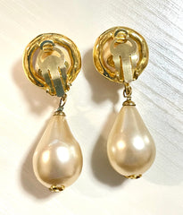 Vintage CHANEL teardrop white faux pearl earrings with golden CC mark on top. Chanel earrings that dangle as you move. 060903ac1