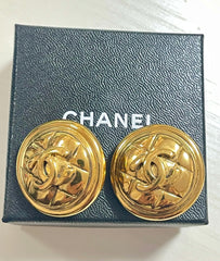 Vintage CHANEL gold tone matelasse round earrings with CC mark. Classic vintage Chanel jewelry. 070217ys1