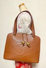 Vintage CHANEL caviar leather double zipper tote bag in brown with golden CC ball charms. Daily use purse. 060728br1