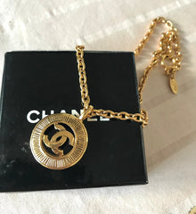 MINT. Vintage CHANEL golden chain necklace with a cutout round CC mark pendant top. Classic and simple jewelry. 0602064
