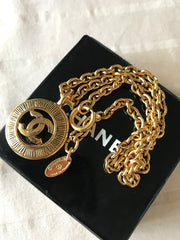 MINT. Vintage CHANEL golden chain necklace with a cutout round CC mark pendant top. Classic and simple jewelry. 0602064
