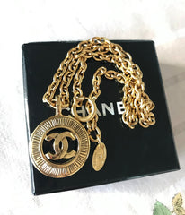 MINT. Vintage CHANEL golden chain necklace with a cutout round CC mark pendant top. Classic and simple jewelry. 0602064