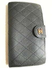 W3. Vintage CHANEL black caviar leather wallet with stitches and gold tone CC motif. Perfect gift. 050531ya1
