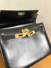 80's vintage BALLY black boxcalf leather kelly bag with gold tone hardware closure. Classic masterpiece handbag. 050726