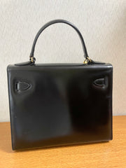 80's vintage BALLY black boxcalf leather kelly bag with gold tone hardware closure. Classic masterpiece handbag. 050726