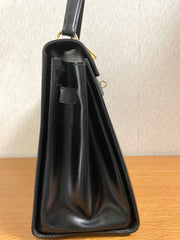 80's vintage BALLY black boxcalf leather kelly bag with gold tone hardware closure. Classic masterpiece handbag. 050726