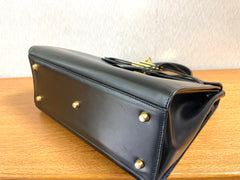 80's vintage BALLY black boxcalf leather kelly bag with gold tone hardware closure. Classic masterpiece handbag. 050726