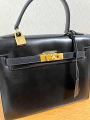 80's vintage BALLY black boxcalf leather kelly bag with gold tone hardware closure. Classic masterpiece handbag. 050726