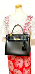 80's vintage BALLY black boxcalf leather kelly bag with gold tone hardware closure. Classic masterpiece handbag. 050726