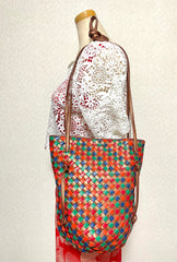 Vintage Bottega Venetia bronze and multicolor intrecciato shoulder bag, hobo bucket bag with kisslock closure pocket. 050809y