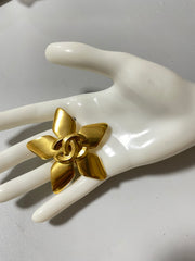Vintage CHANEL Gold tone star, flower brooch with CC mark. Elegant and classic. Best vintage gift. 050817ys2