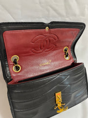 80's vintage Chanel black 2.55 shoulder bag with wavy stitches and rope strings and gold chain strap. Very rare piece from the era. 050730ra