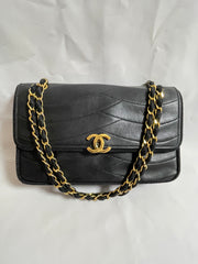 80's vintage Chanel black 2.55 shoulder bag with wavy stitches and rope strings and gold chain strap. Very rare piece from the era. 050730ra