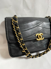 80's vintage Chanel black 2.55 shoulder bag with wavy stitches and rope strings and gold chain strap. Very rare piece from the era. 050730ra