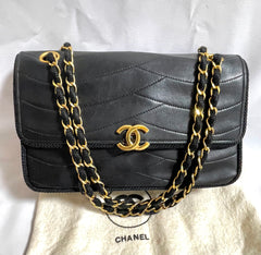80's vintage Chanel black 2.55 shoulder bag with wavy stitches and rope strings and gold chain strap. Very rare piece from the era. 050730ra