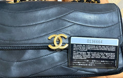 80's vintage Chanel black 2.55 shoulder bag with wavy stitches and rope strings and gold chain strap. Very rare piece from the era. 050730ra