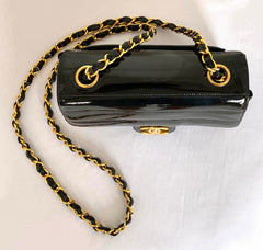 Vintage CHANEL patent enamel black 2.55 classic mini flap chain shoulder bag with gold tone CC closure. Horizontal stitches. 0506