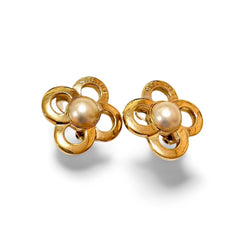 Vintage Celine golden clover, flower earrings with faux pearl. Classic jewelry piece back in the era. 060123ac12