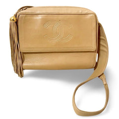 Vintage CHANEL beige lamb leather camera bag style chain shoulder purse with gold tone chain strap and fringe. CC stitch mark. 060123ac4
