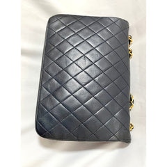80's vintage Chanel dark navy lambskin 2.55 classic shoulder bag with gold chain and turn lock cc closure. Unique oval red edges. 051205ac4