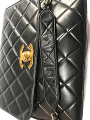 Vintage Chanel classic large black lambskin 2.55 square shape chain shoulder bag with golden large CC closure. Must have purse. 0404081