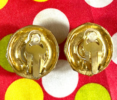 Vintage CHANEL gold tone round earrings with faux pearl and matelasse gold frame. 050403ys3