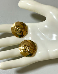 Vintage CHANEL golden round earrings with CC mark. Classic vintage Chanel jewelry. 050723ya1