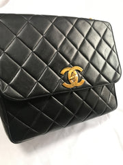 Vintage Chanel classic large black lambskin 2.55 square shape chain shoulder bag with golden large CC closure. Must have purse. 0404081