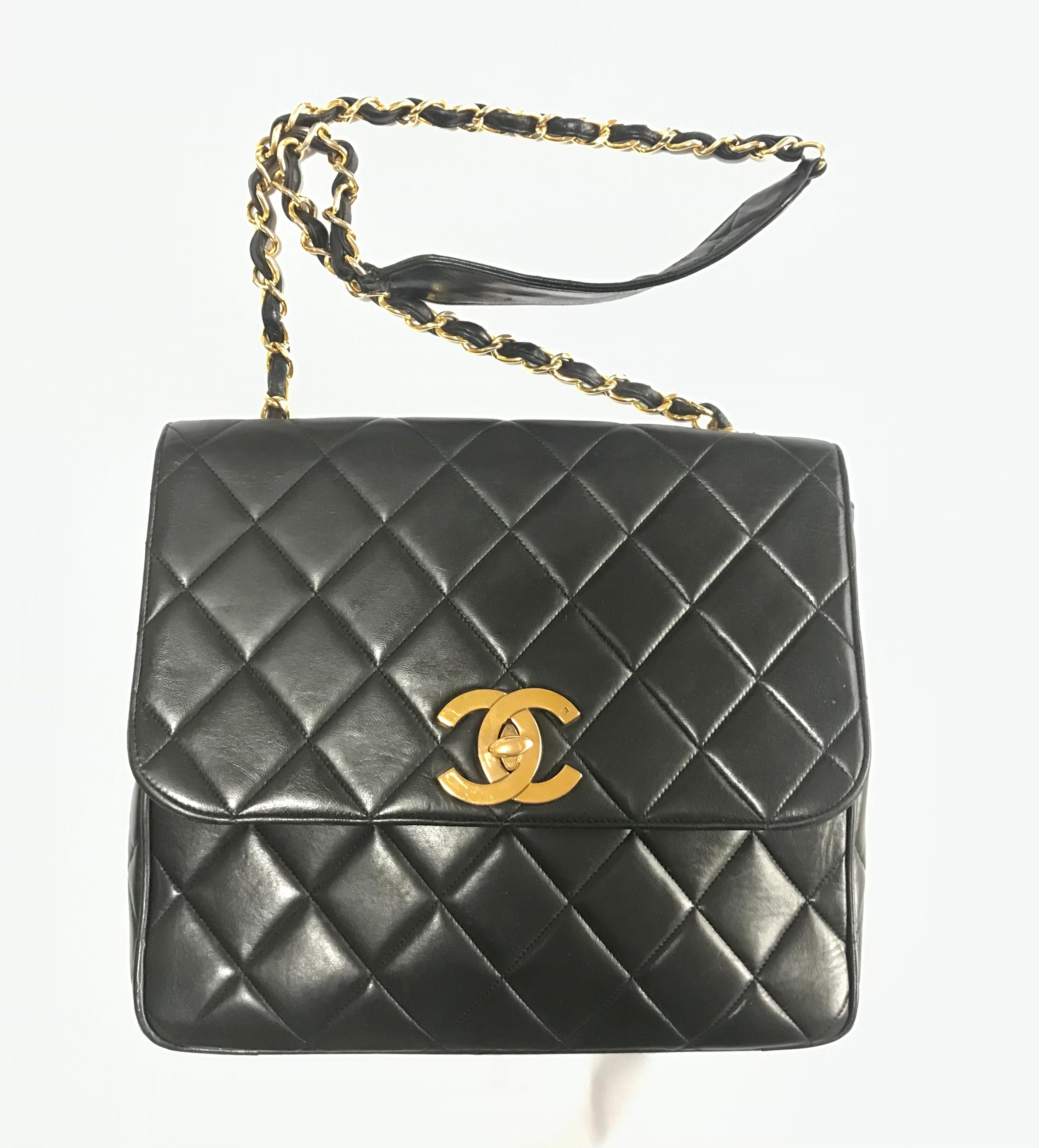 Vintage Chanel classic large black lambskin 2.55 square shape chain shoulder bag with golden large CC closure. Must have purse. 0404081