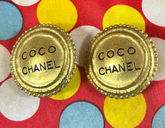 Vintage CHANEL golden round earrings with logo. Cookie biscuit design. Unique and fun jewelry. 050630ya1