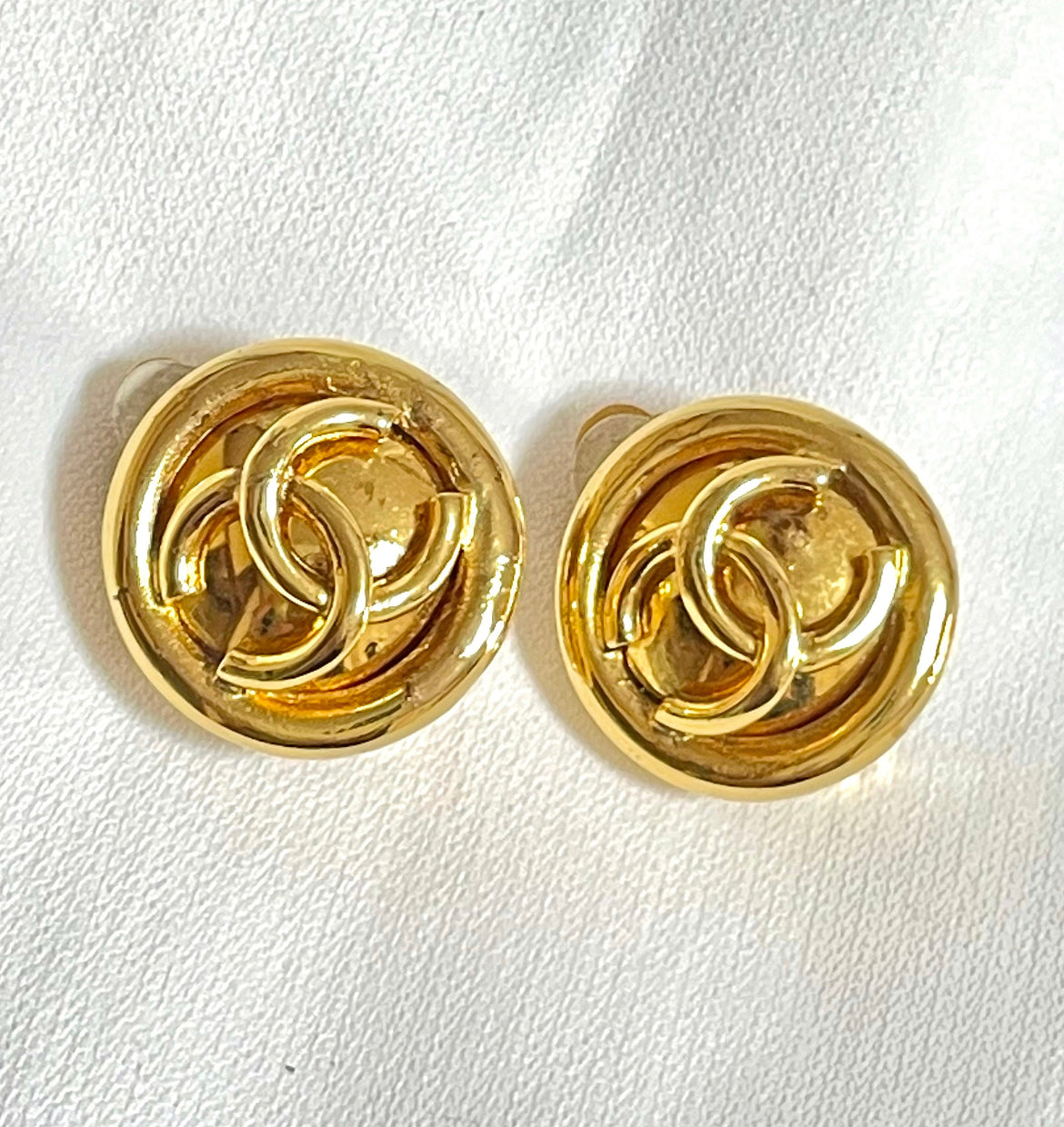 W2 Vintage CHANEL gold tone round earrings with 3D CC mark. Classic vintage Chanel jewelry. 041205an6