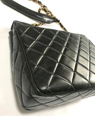 Vintage Chanel classic large black lambskin 2.55 square shape chain shoulder bag with golden large CC closure. Must have purse. 0404081