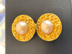 Vintage CHANEL round earrings with CC mark golden frames, faux pearl earrings. Great and rare Chanel vintage jewelry gift. 050206ac1