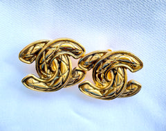 Vintage CHANEL earrings with matelasse CC marks. Beautiful and rare jewelry. 050327ya1